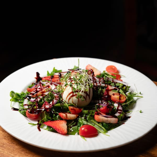 Burrata and arugula salad with strawberries